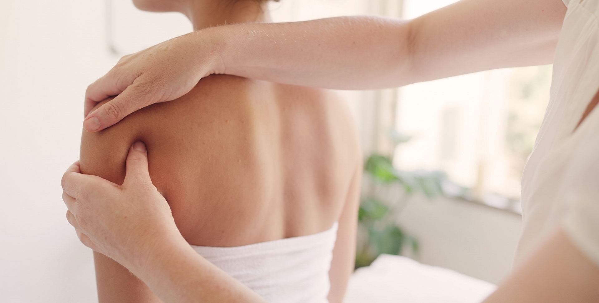 Osteopathie für Erwachsene München: bei Rücken- & Kopfschmerzen, CMD, Tinnitus, Schwindel & Verdauung. Zertifiziertes Team an der U2 Theresienstraße